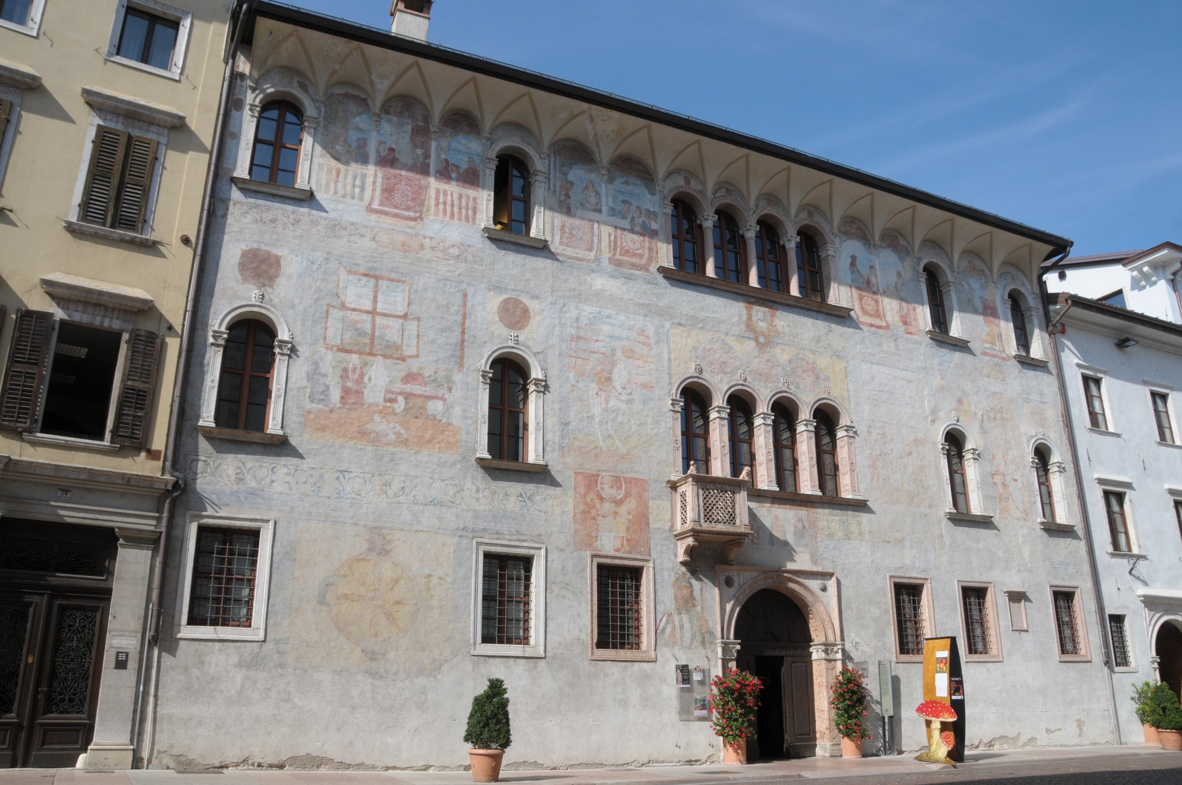 la facciata affrescata di palazzo geremia su via belenzani a trento