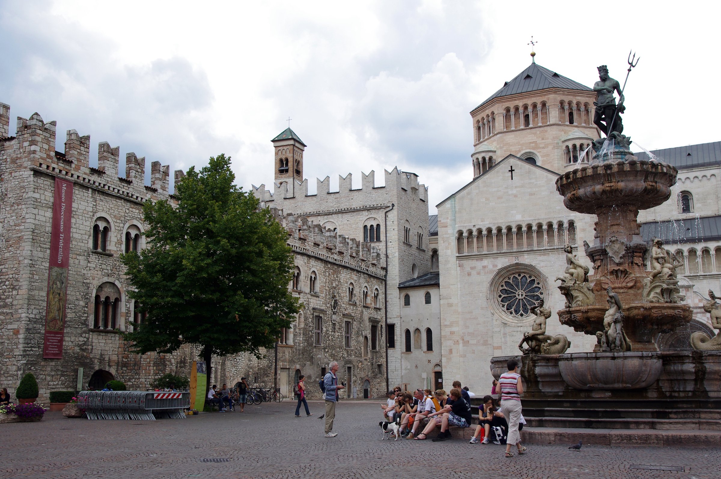 piazza duomo a trento con la fontana del nettuno la cattedrale di san vigilio e il palazzo pretorio