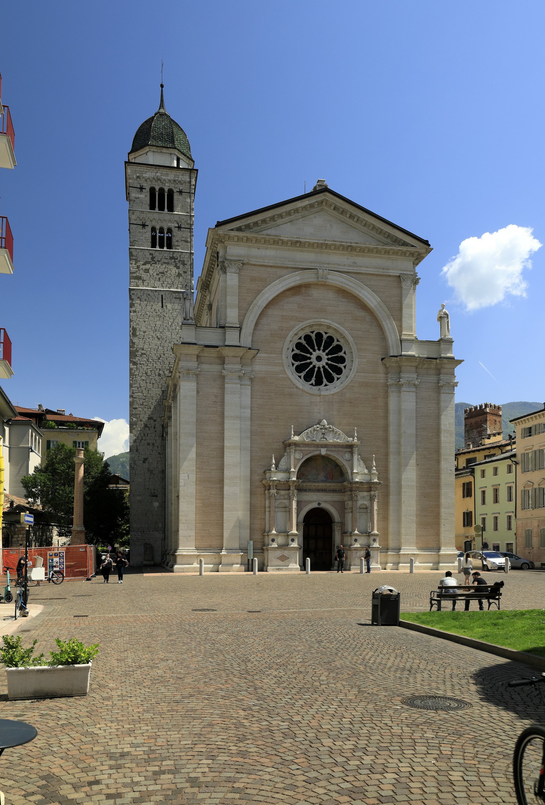 la facciata della basilica di santa maria maggiore a trento con il campanile