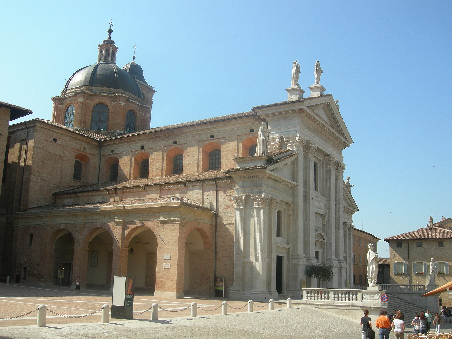 façade néoclassique de la cathédrale d’urbino avec la coupole et la place libre de voitures
