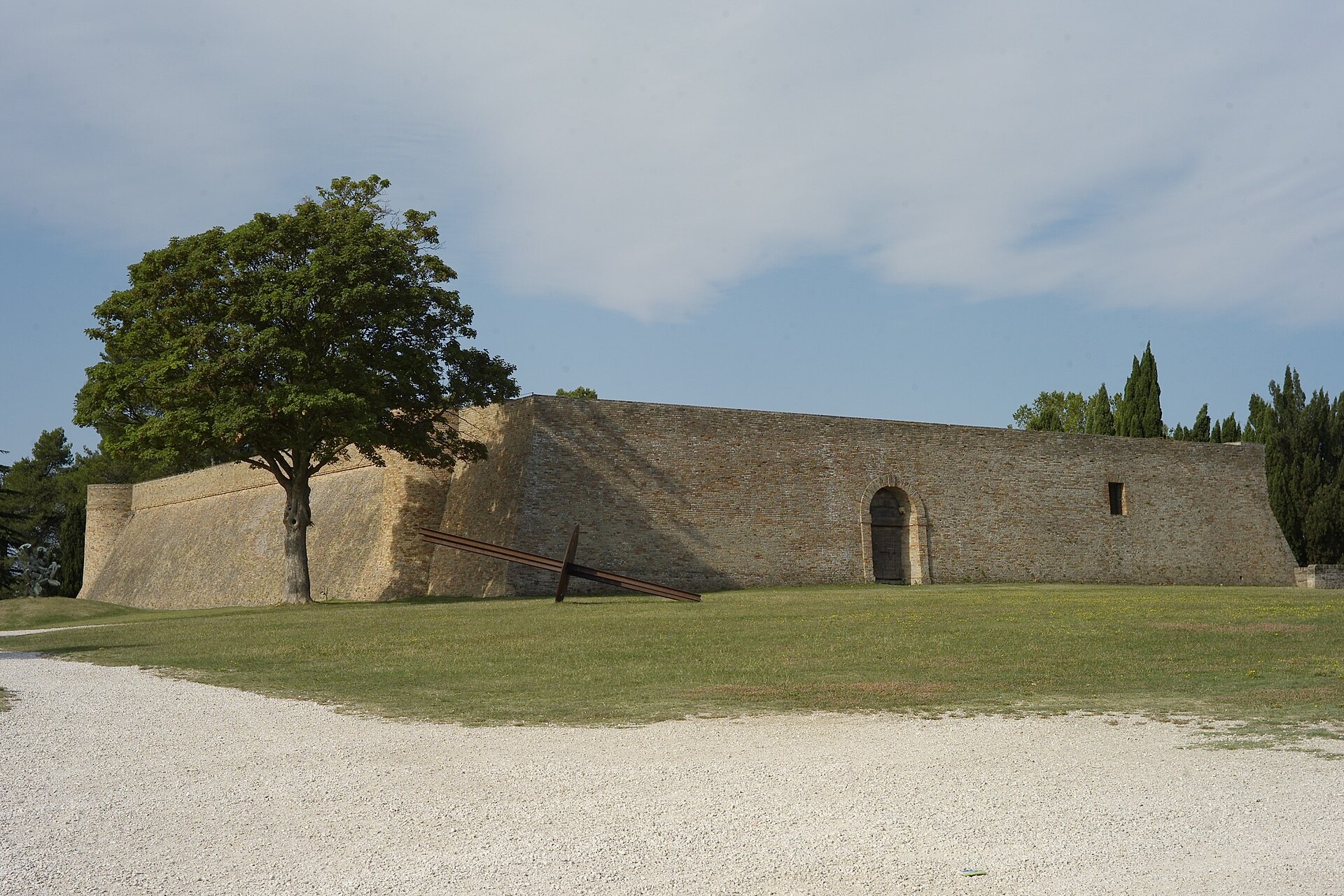 les remparts de la forteresse albornoz à urbino avec la pelouse du parco della resistenza devant