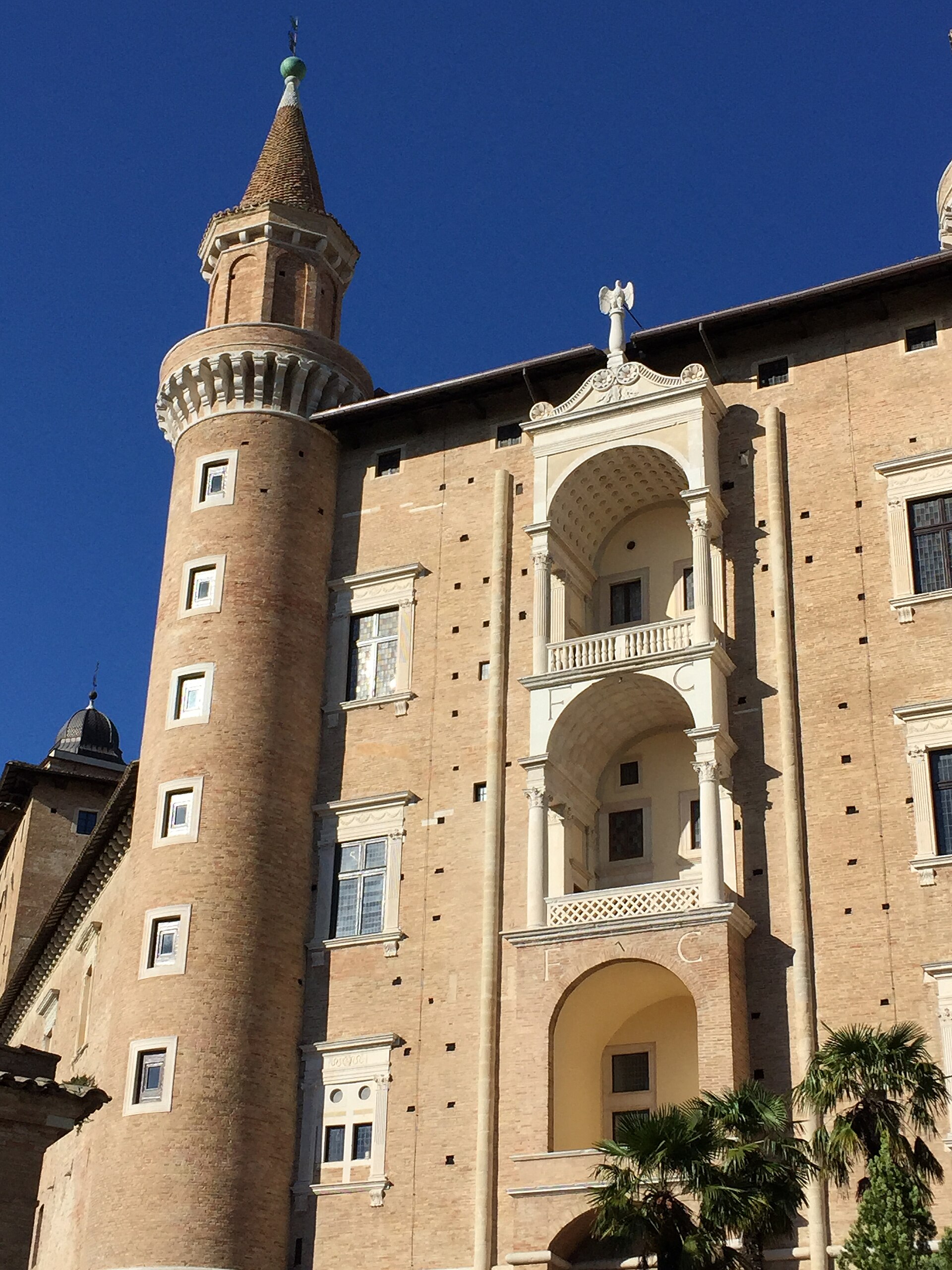 un des petits torricini du palais ducal vu d’en bas avec la loggia à baies géminées
