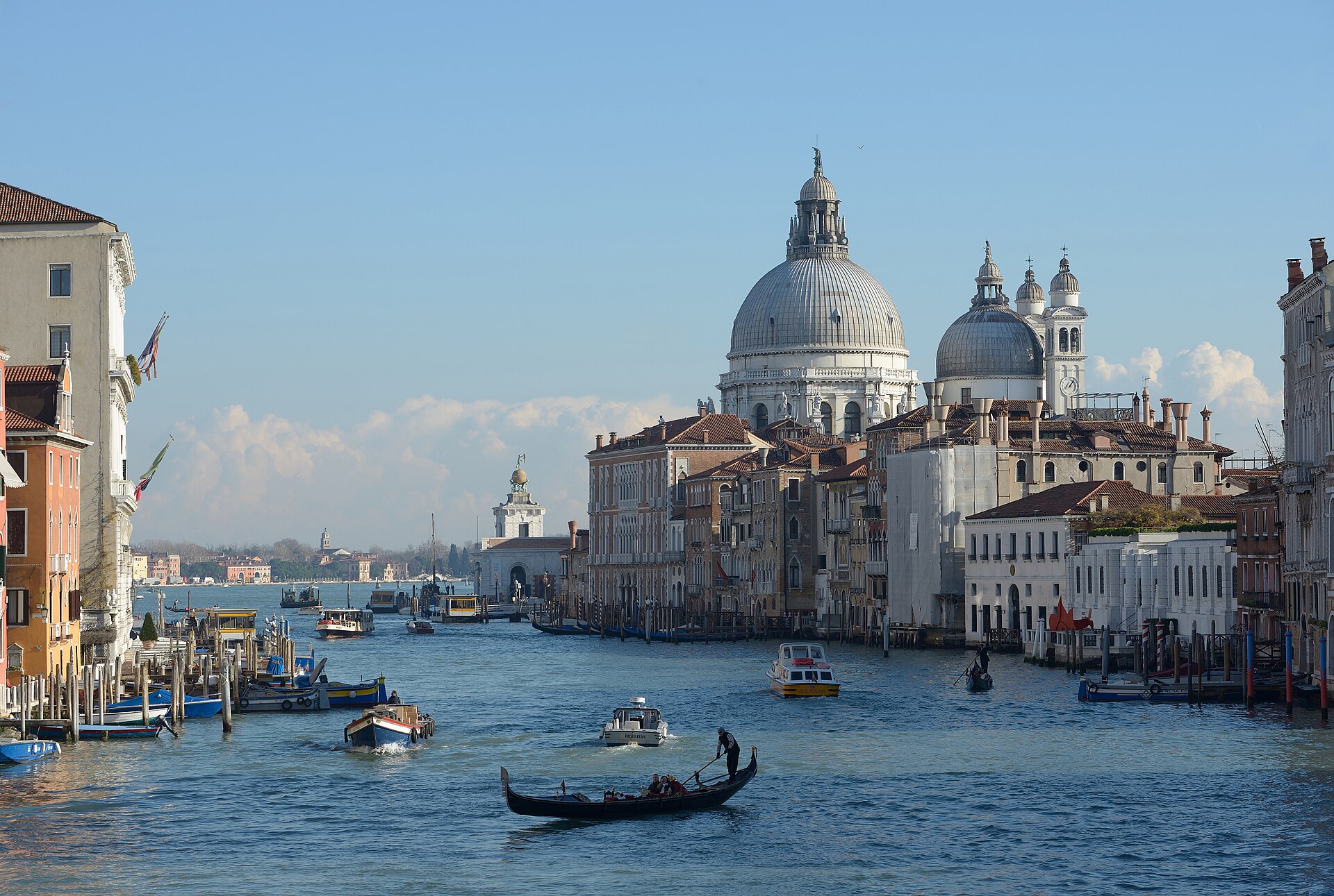 il canal grande visto dal ponte dell accademia con la basilica della salute la dogana e una gondola