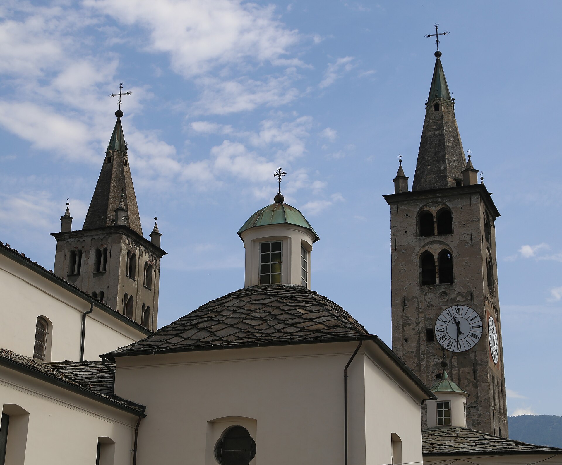 i due campanili romanici della cattedrale di aosta con le guglie e i tetti in lose di pietra