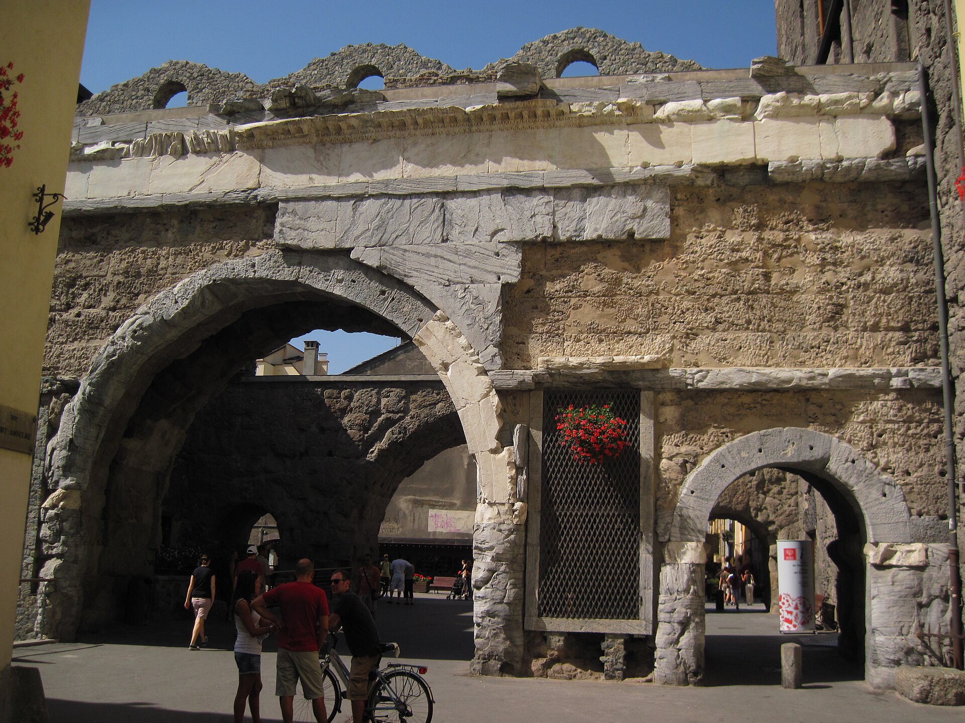 la porta praetoria di aosta, doppia porta romana a tre fornici con il cortile interno, vista dalla strada