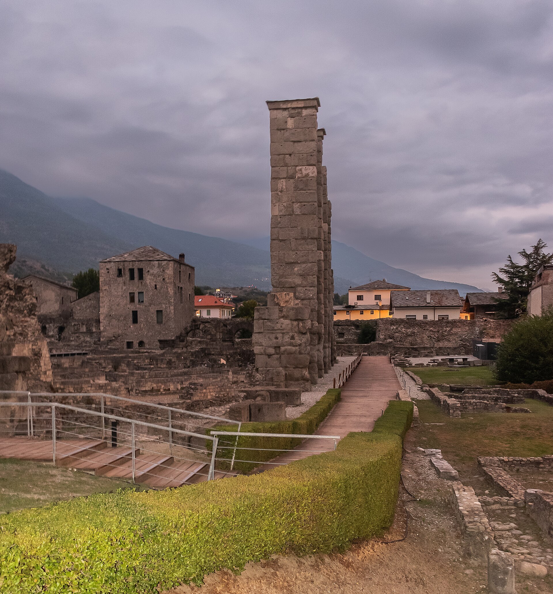 il teatro romano di aosta visto da est, con il pilone della scena, la cavea e una torre medievale sullo sfondo