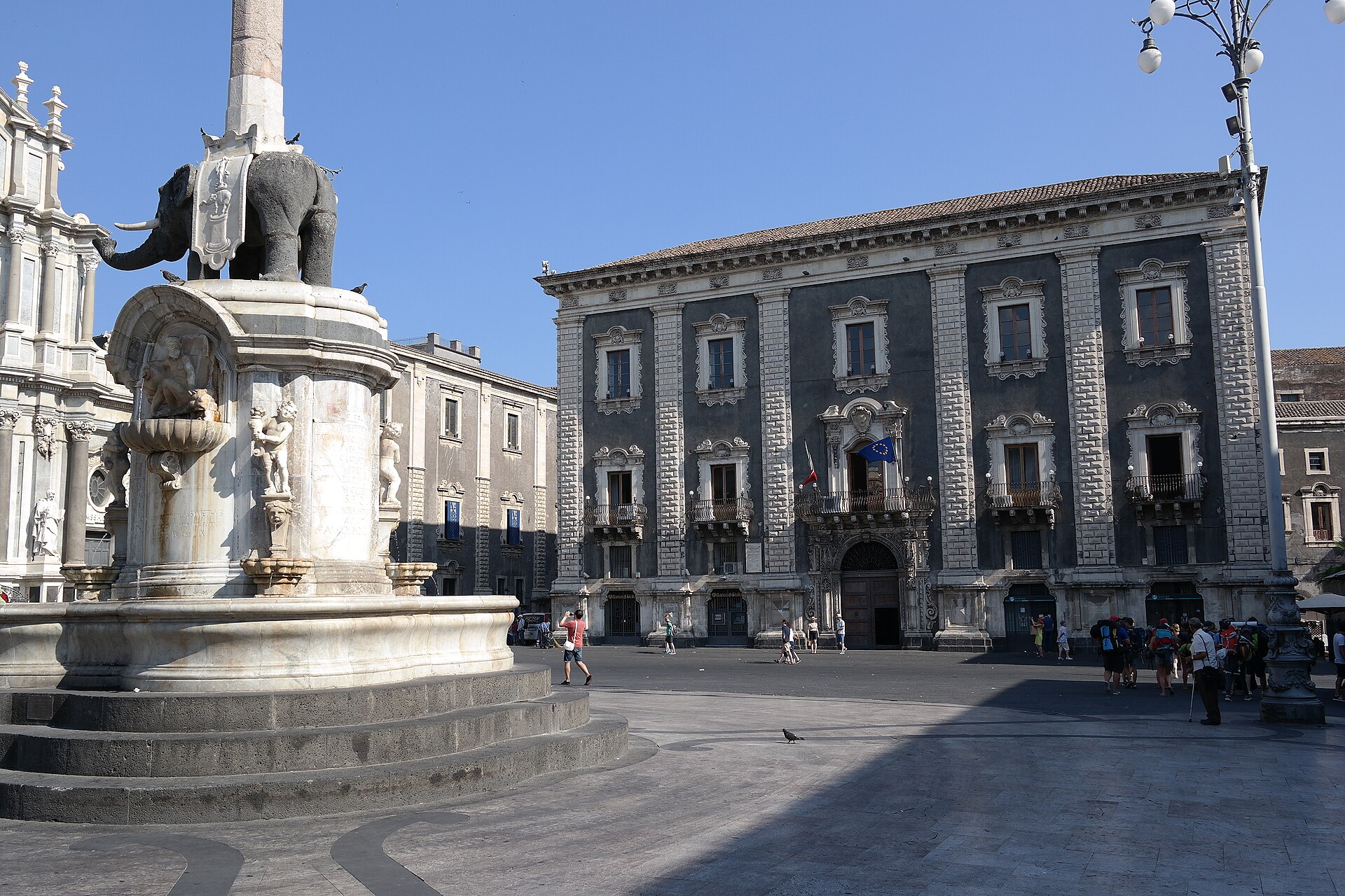 la piazza del duomo de catania con la fuente del elefante y el palazzo degli elefanti