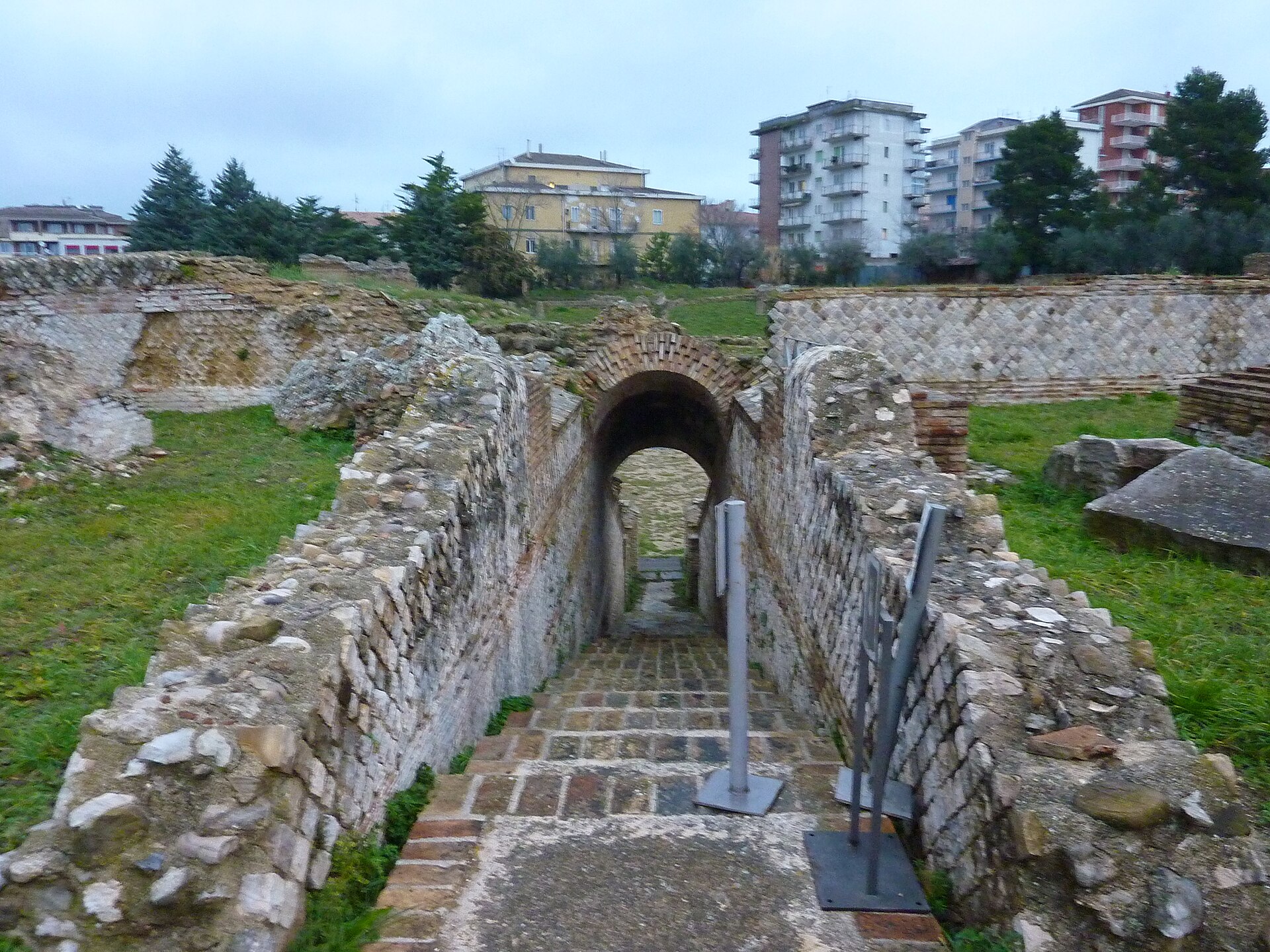 il corridoio di ingresso dell anfiteatro di larino con la volta in laterizio e i palazzi moderni sullo sfondo