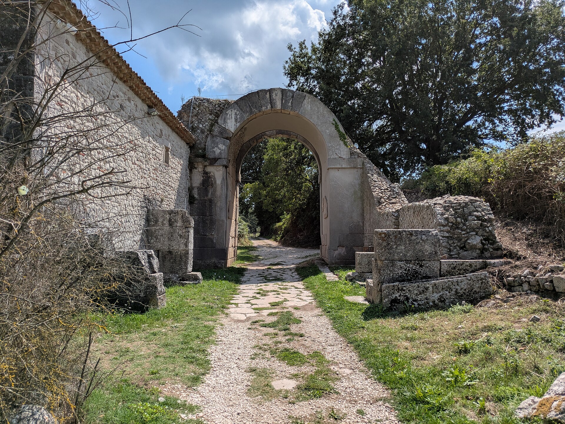 una porta romana di saepinum con la strada erbosa del tratturo che le passa sotto