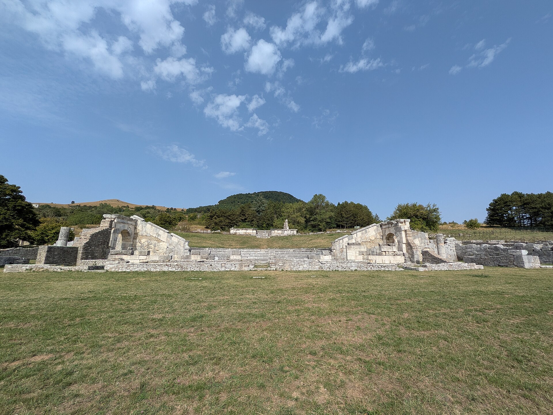 il teatro e il tempio del santuario italico di pietrabbondante con il monte dietro