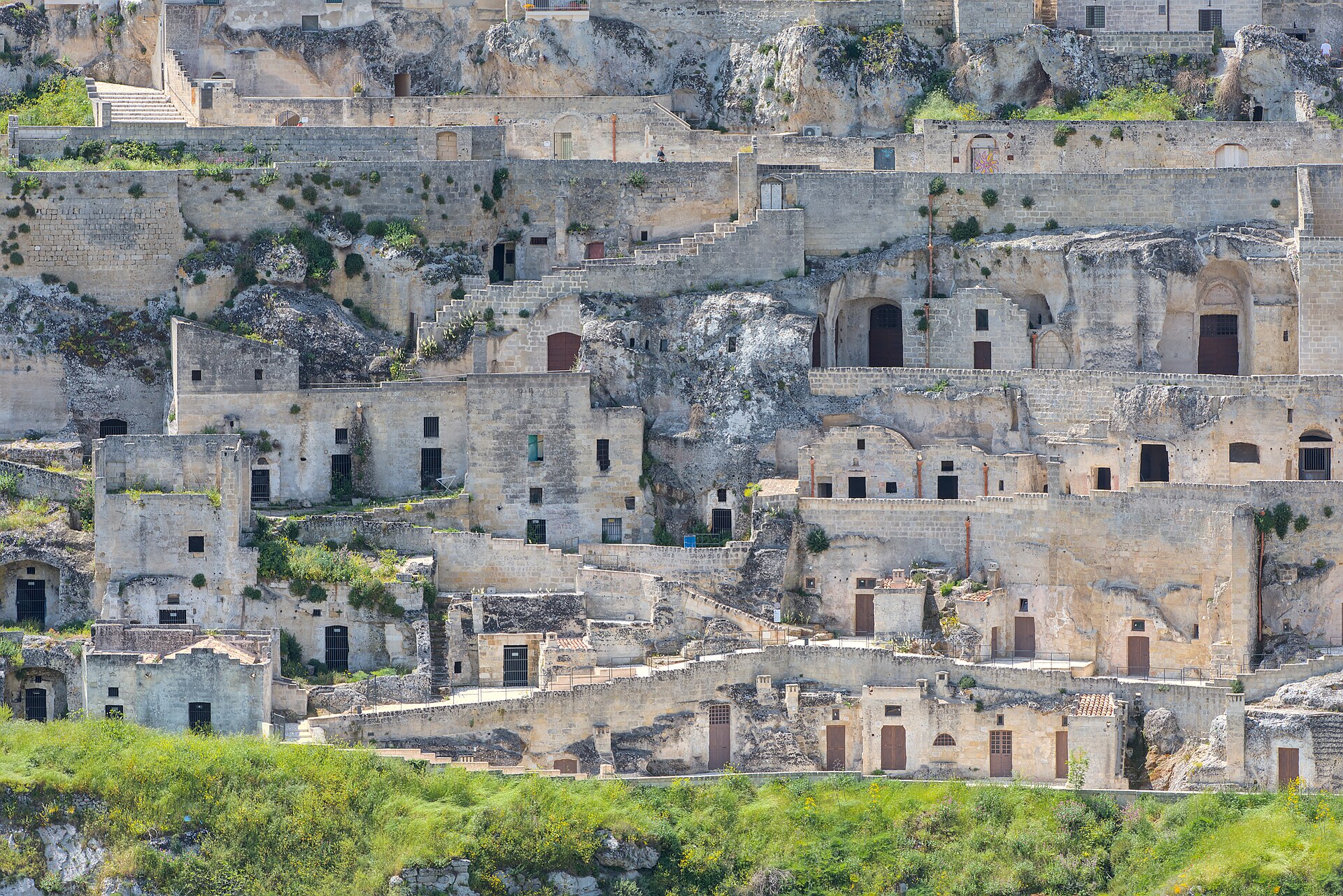 los sassi de matera vistos desde el belvedere, con las casas excavadas en la toba una sobre otra