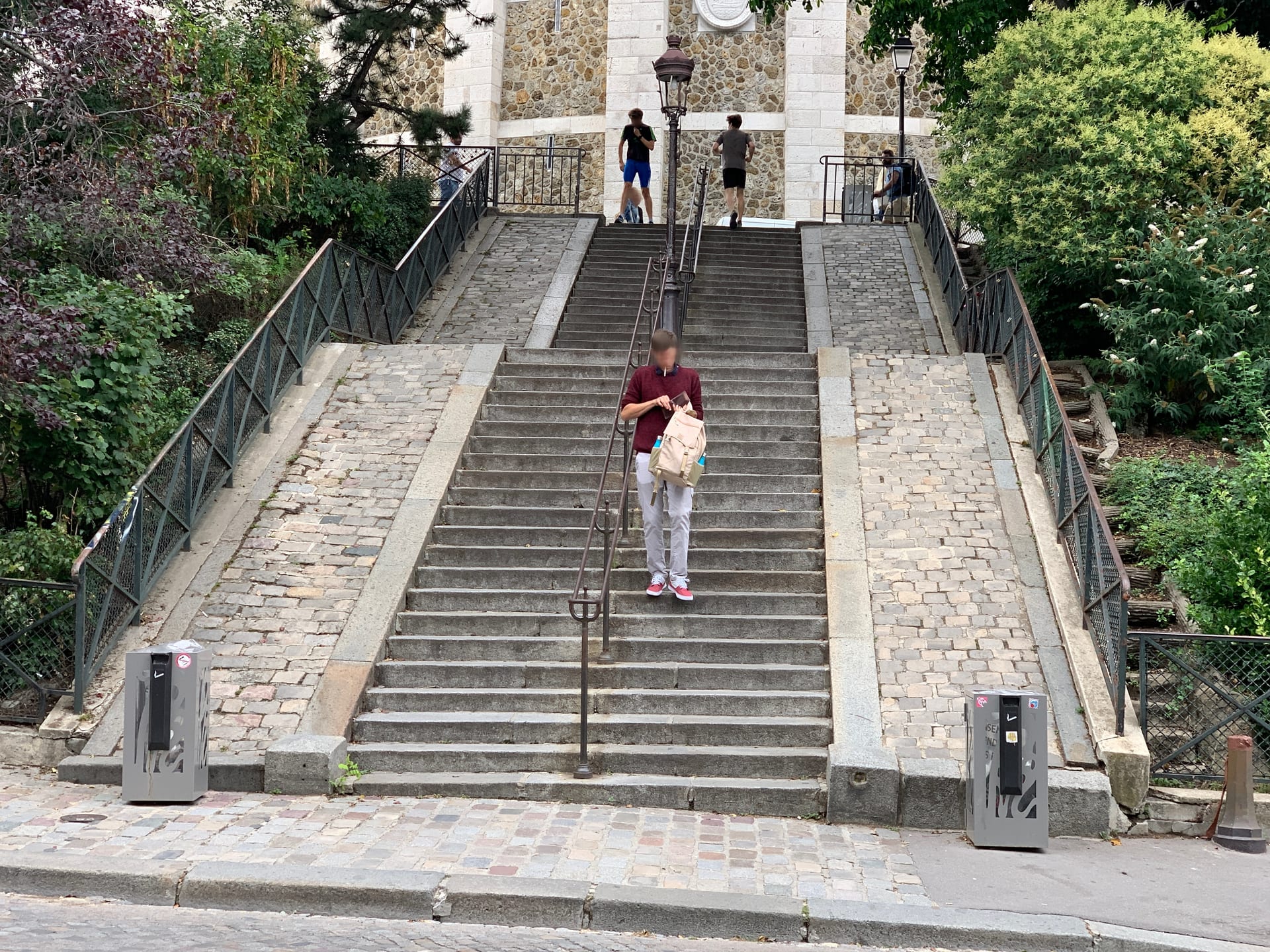 la scalinata di rue foyatier a montmartre, con i gradini centrali fiancheggiati da due rampe acciottolate e un lampione al centro