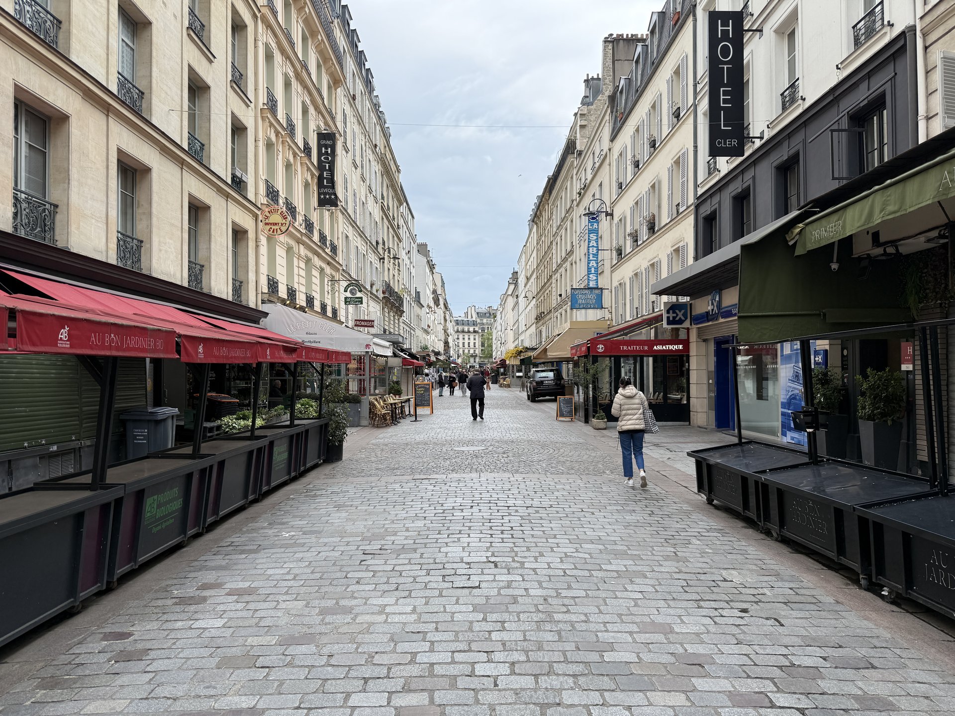 rue cler a parigi, la via pedonale del settimo arrondissement con botteghe, insegne di hotel e i tavolini dei bistrot sui due lati