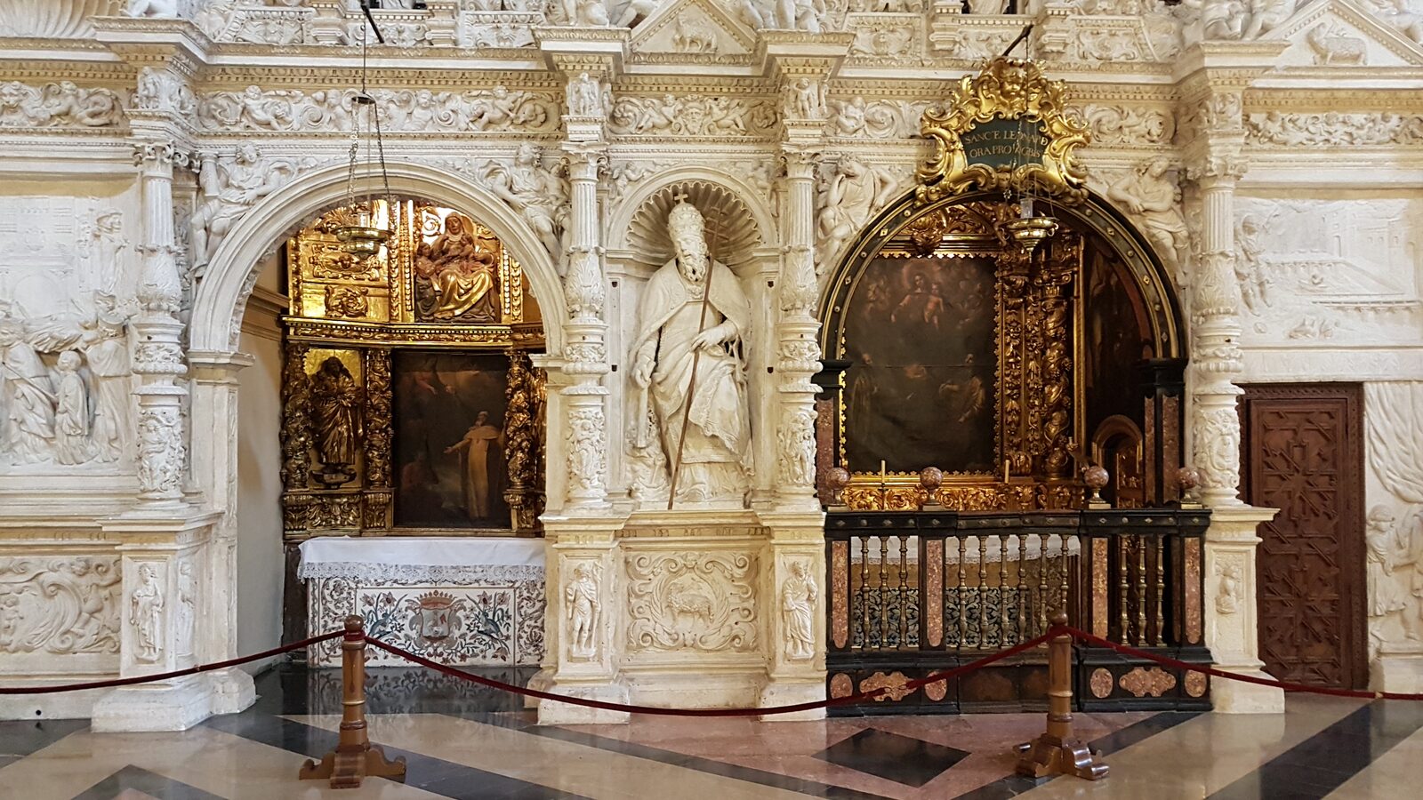 les clôtures d’albâtre blanc autour du chœur de La Seo, avec les chapelles latérales
