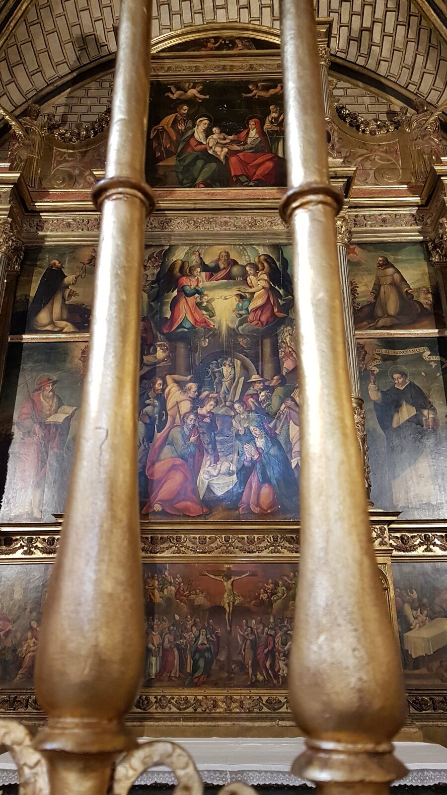 un retable peint sur fond d’or dans une chapelle latérale de La Seo de Saragosse