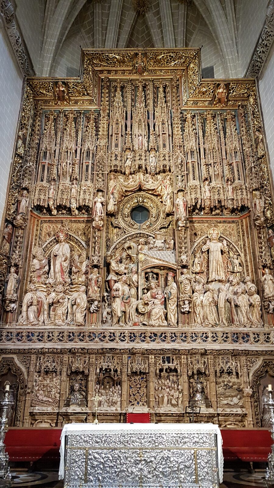 le retable majeur en albâtre polychrome de La Seo de Saragosse, haut de seize mètres