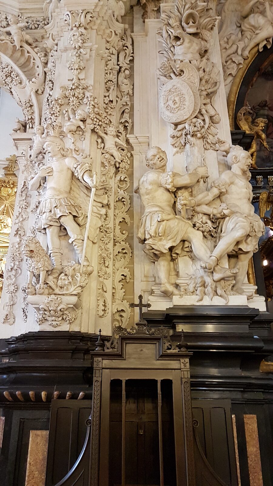 détail des figures sculptées dans l’albâtre sur les clôtures du chœur de La Seo