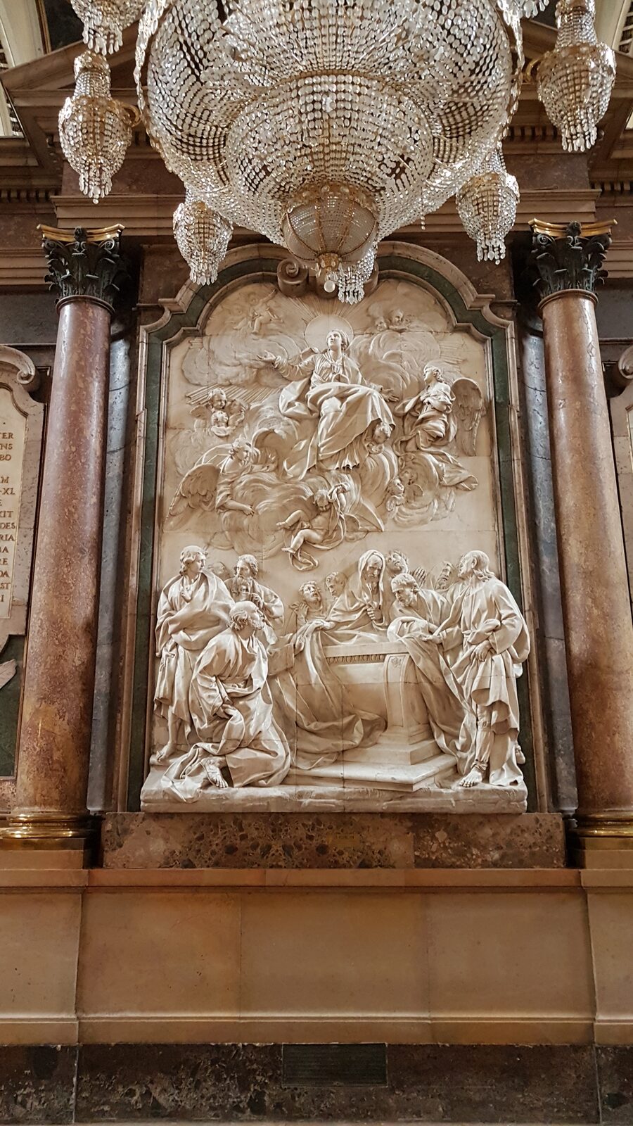 le relief en marbre blanc de l’Assomption de la Vierge par Carlos Salas, au dos de la Santa Capilla du Pilar