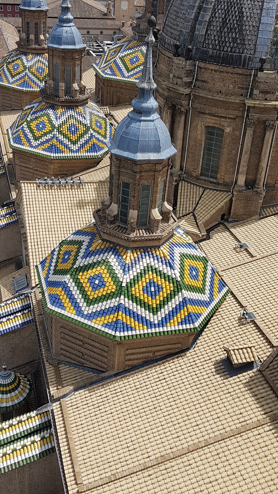 les coupoles du Pilar vues depuis la Torre Mirador, avec les tuiles vernissées en losanges jaunes, verts et bleus
