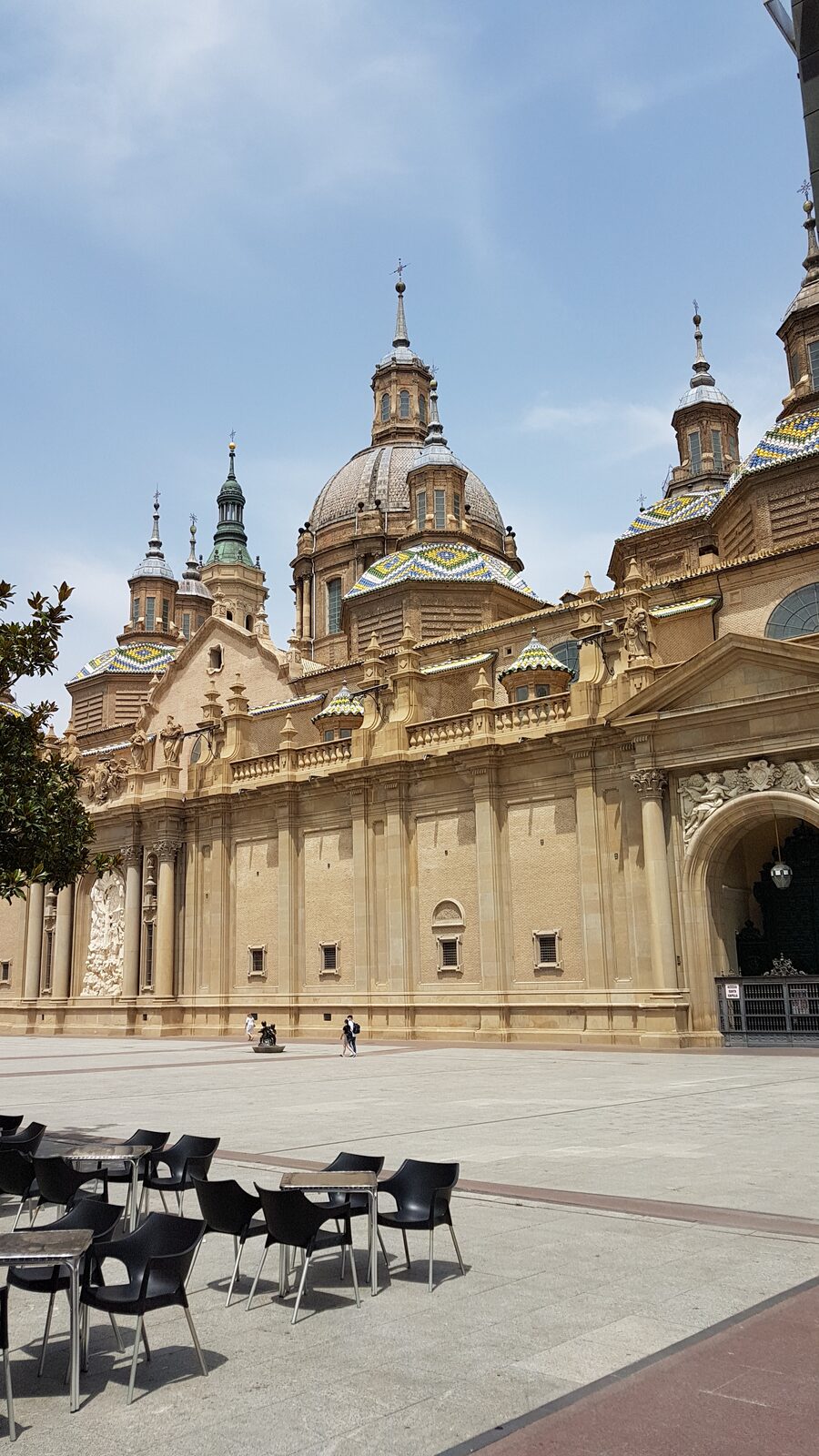 la basilique du Pilar vue depuis la place, avec ses coupoles aux tuiles vernissées