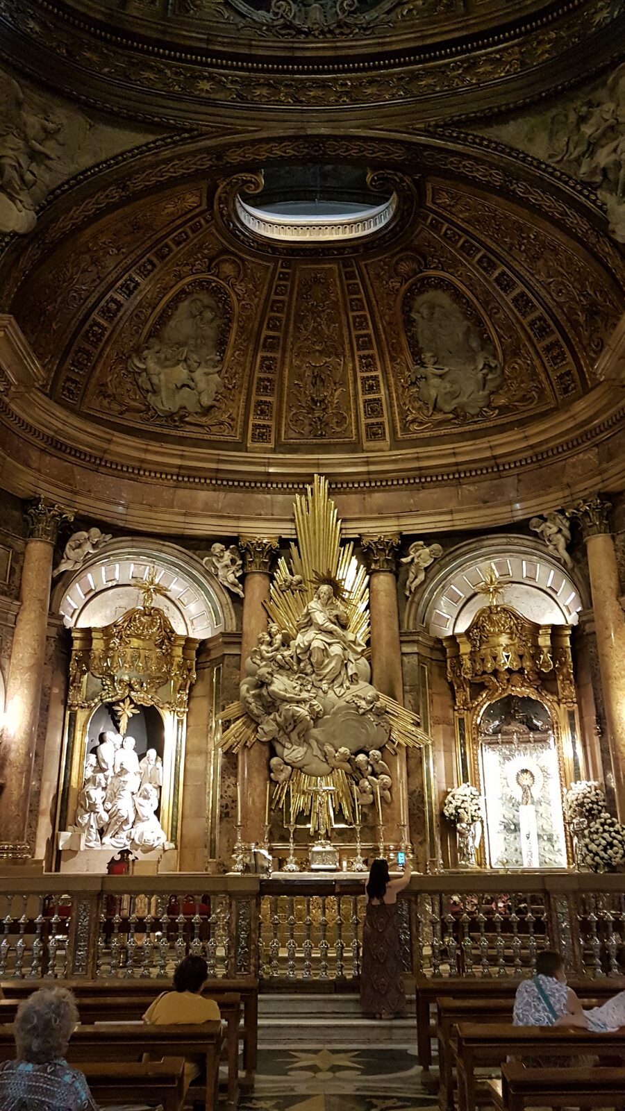 l’édicule baroque de la Santa Capilla du Pilar, doré et surmonté de sa gloire rayonnante