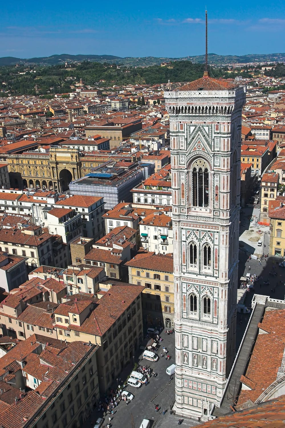 el campanile de giotto revestido de mármoles blancos verdes y rojos visto desde abajo