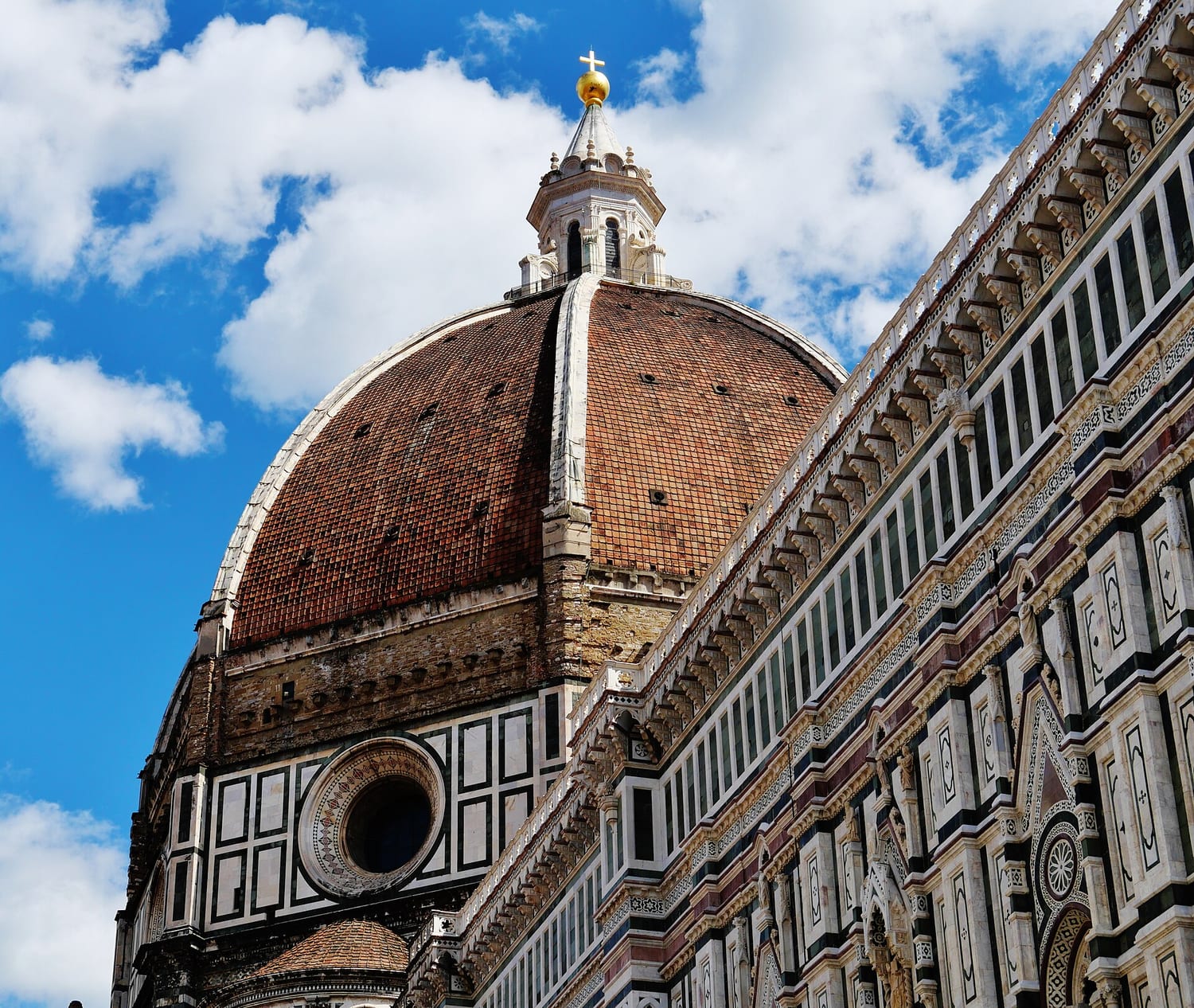 la cúpula de brunelleschi vista desde arriba con sus ocho paños y la linterna