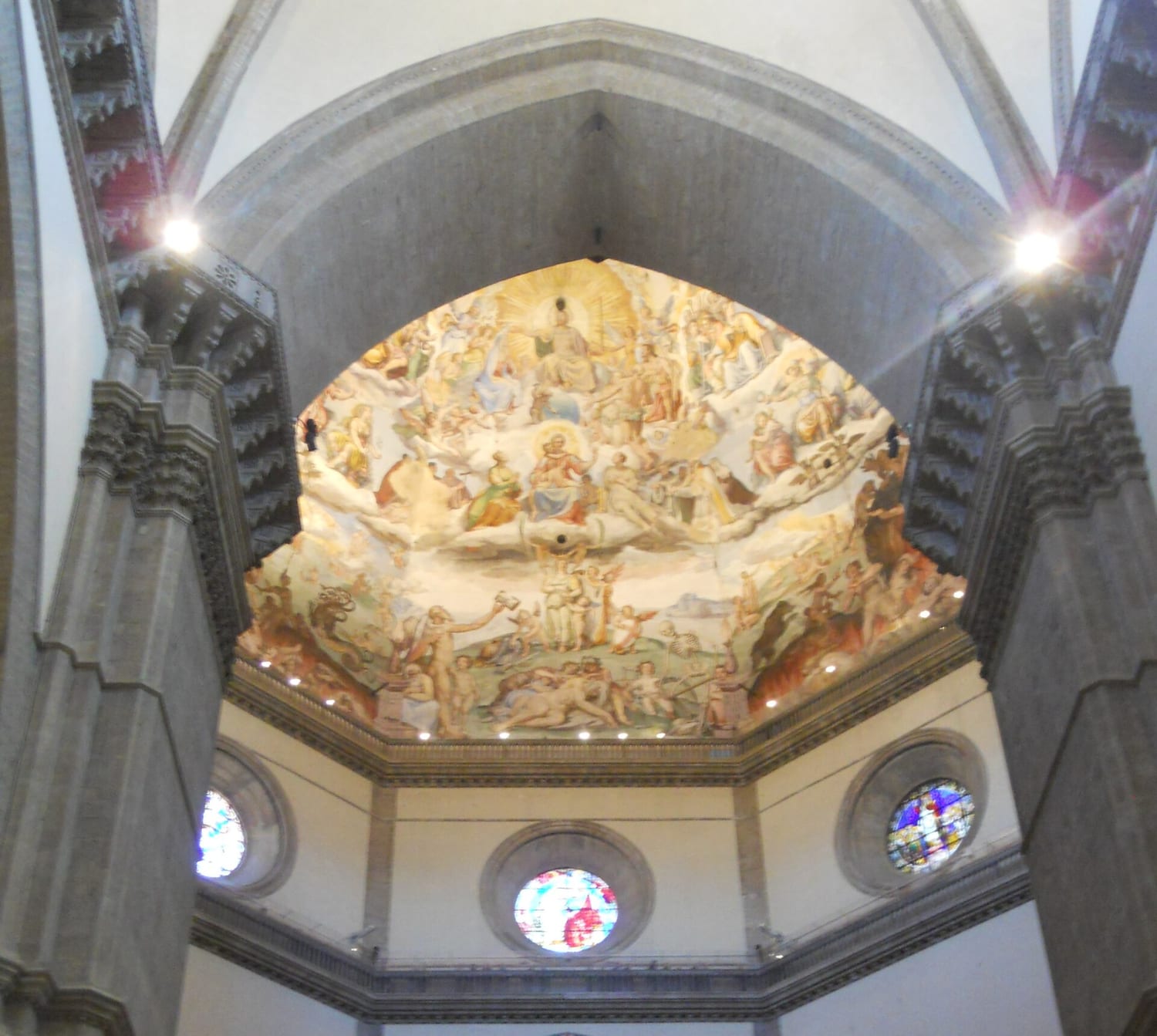 el interior de la cúpula con el fresco del juicio universal visto desde la nave