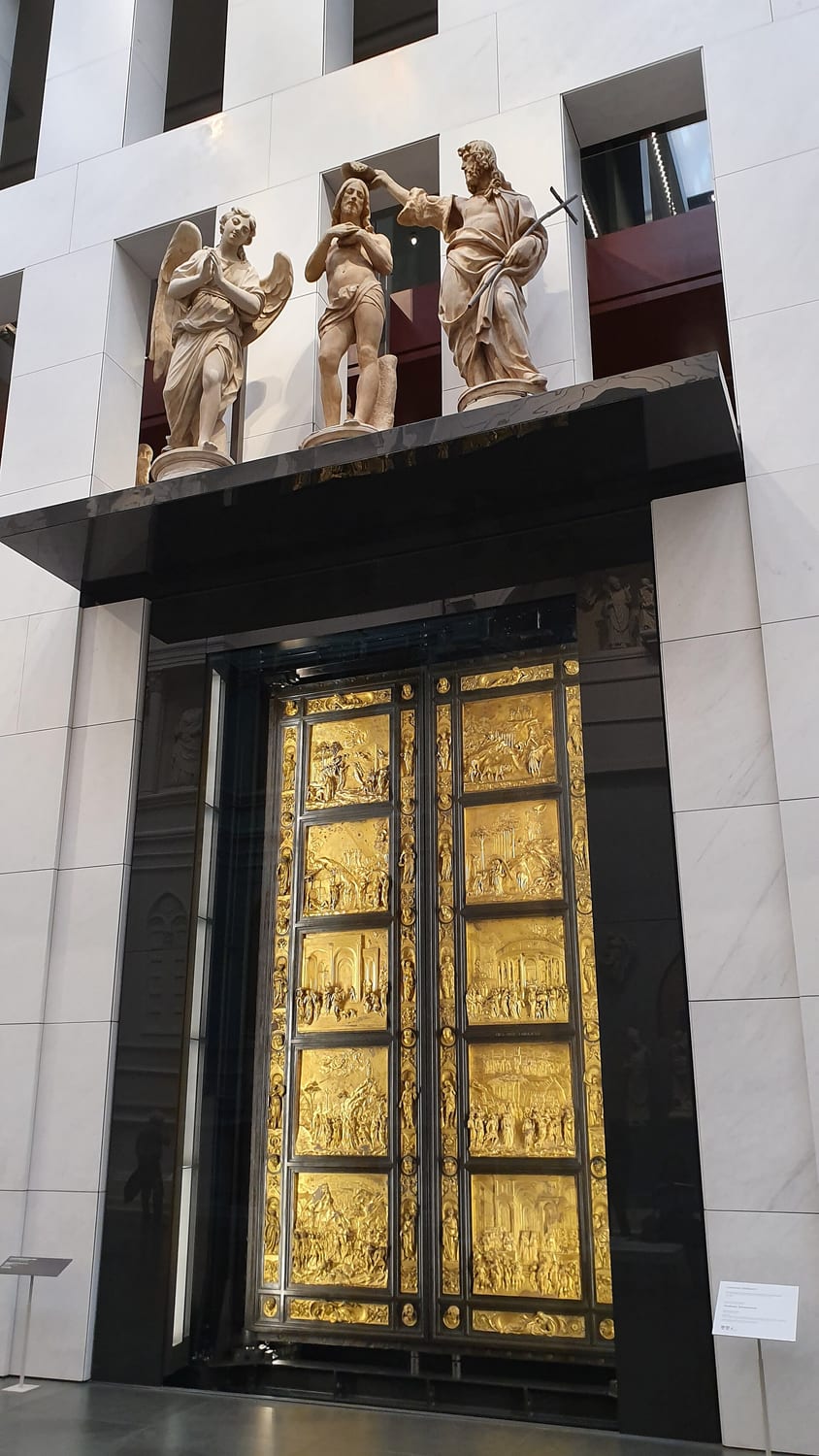 la puerta del paraíso de lorenzo ghiberti con los diez paneles dorados