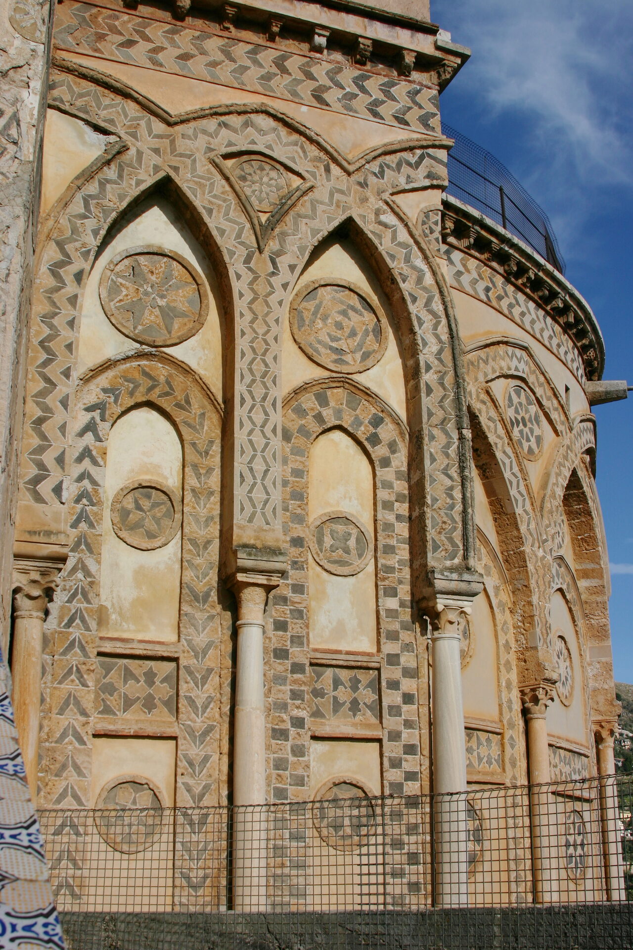 the external geometric decoration of monreale cathedral with interlacing arches and light and dark inlay