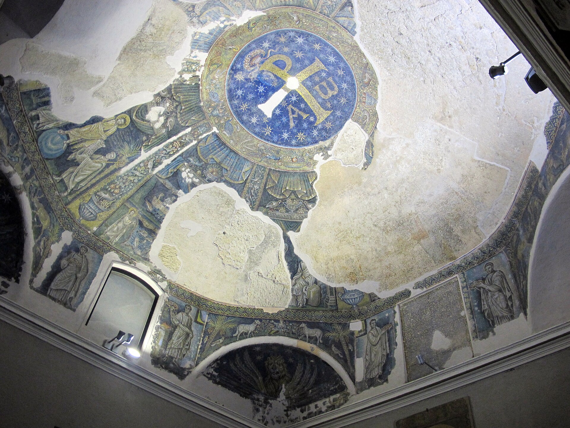 i mosaici a fondo oro della cupola del battistero di san giovanni in fonte a napoli