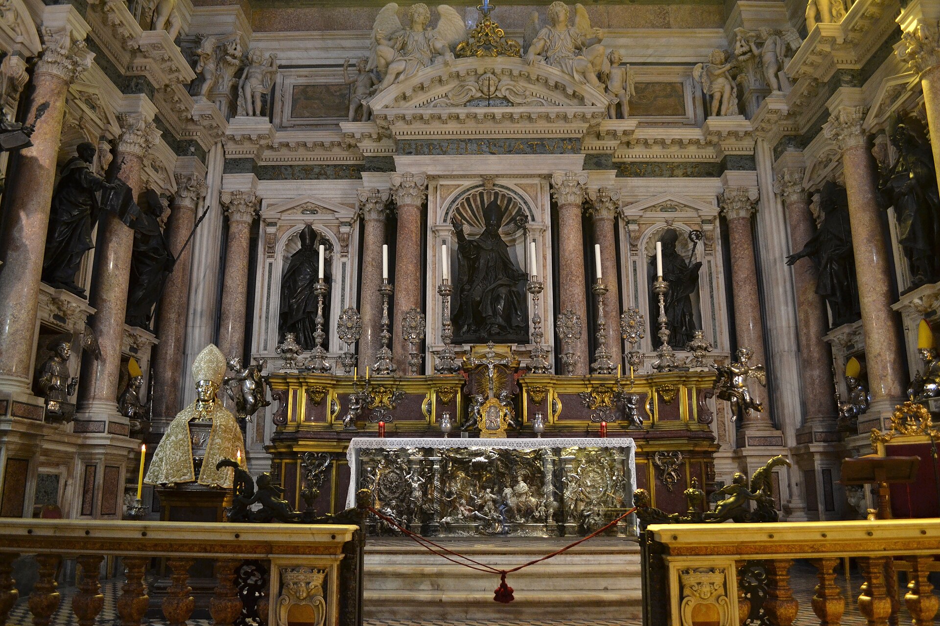 l’altare maggiore della real cappella del tesoro di san gennaro nel duomo di napoli