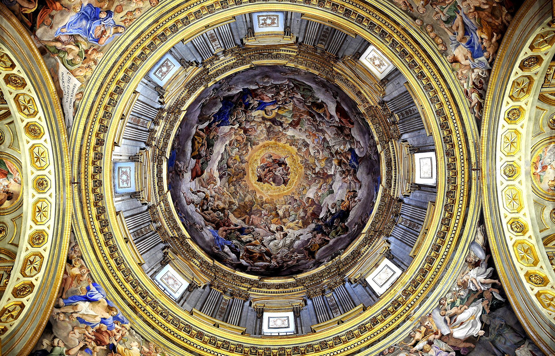 la real cappella del tesoro di san gennaro nel duomo di napoli con la cupola affrescata e gli altari barocchi in marmi policromi
