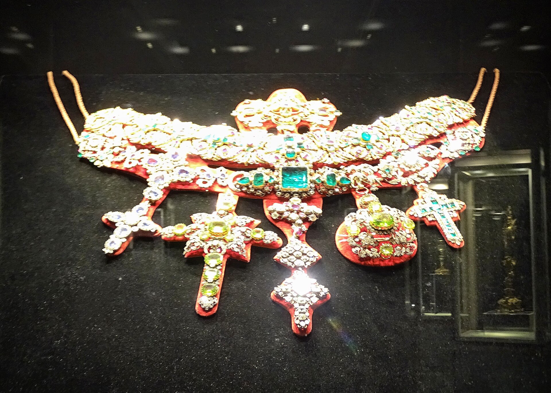 la collana di san gennaro nel museo del tesoro, accresciuta per due secoli con le donazioni dei sovrani