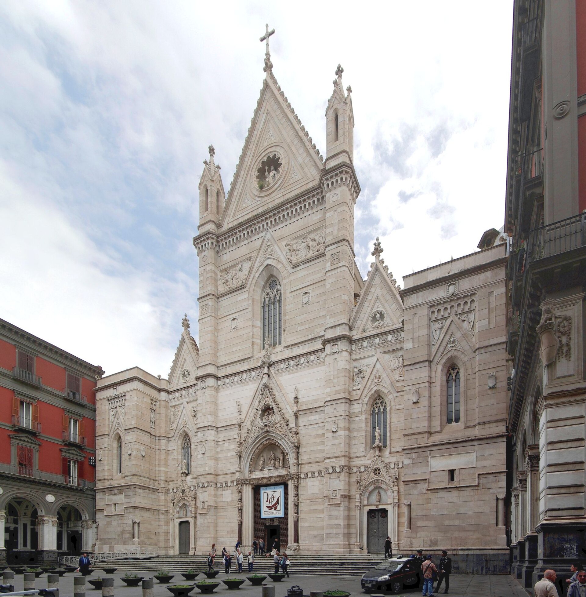 la facciata neogotica del duomo di napoli in via duomo