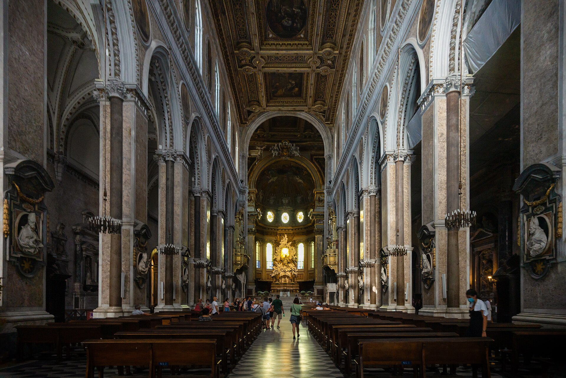 la navata centrale del duomo di napoli