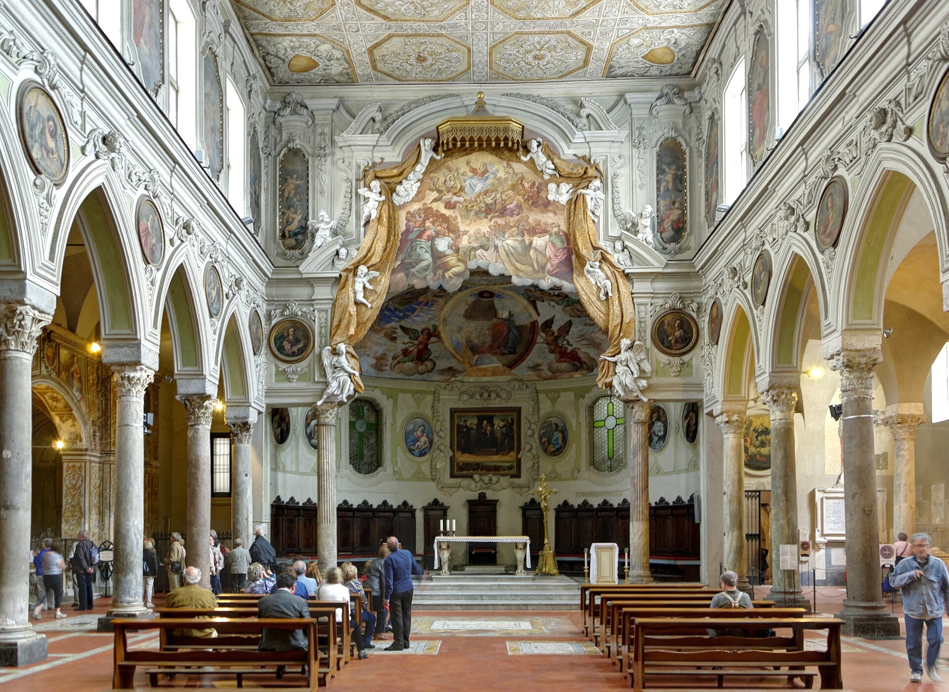 l’interno barocco della basilica di santa restituta nel duomo di napoli