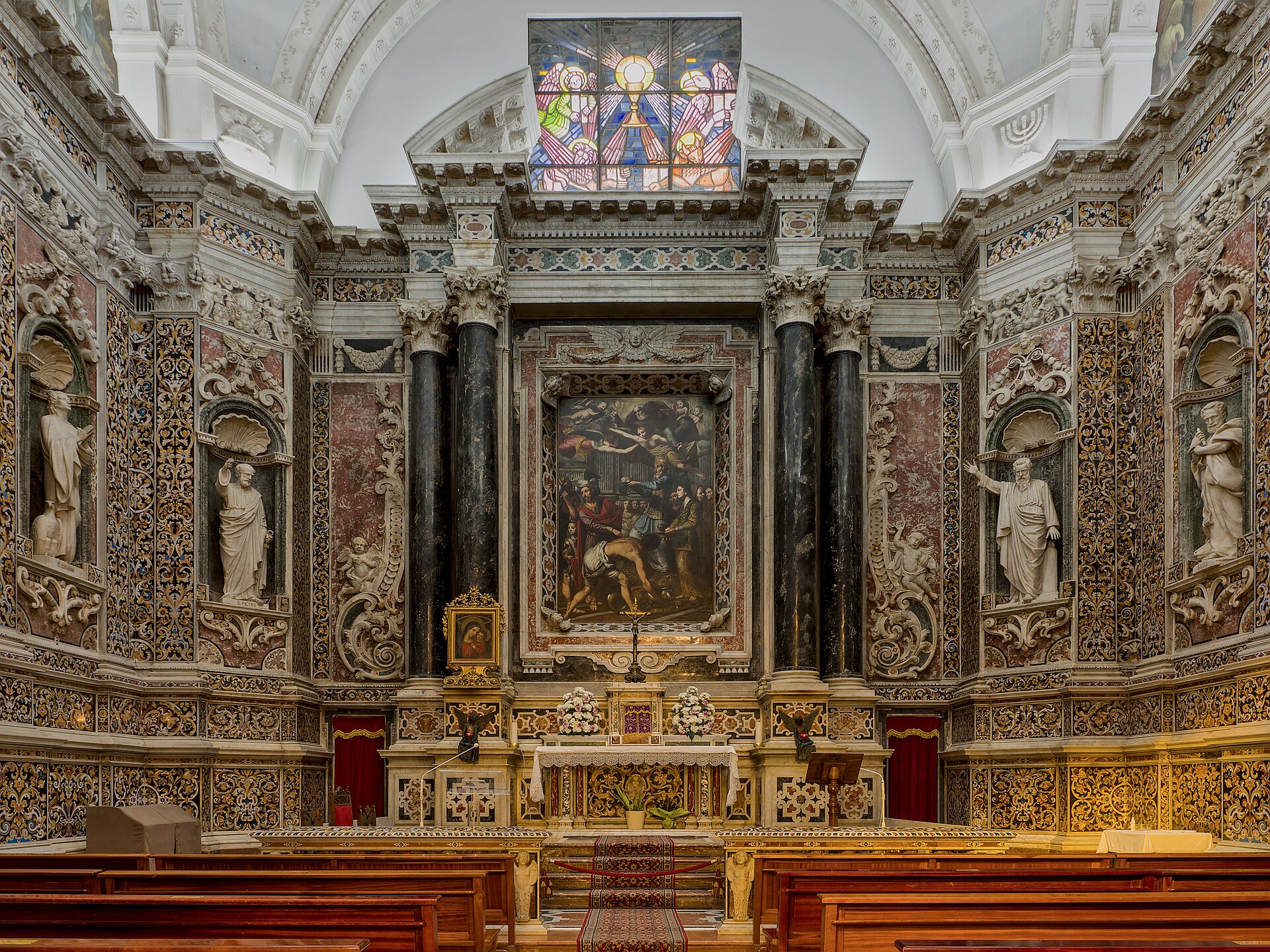 la cappella del santissimo sacramento del duomo di reggio calabria con le tarsie di marmi policromi