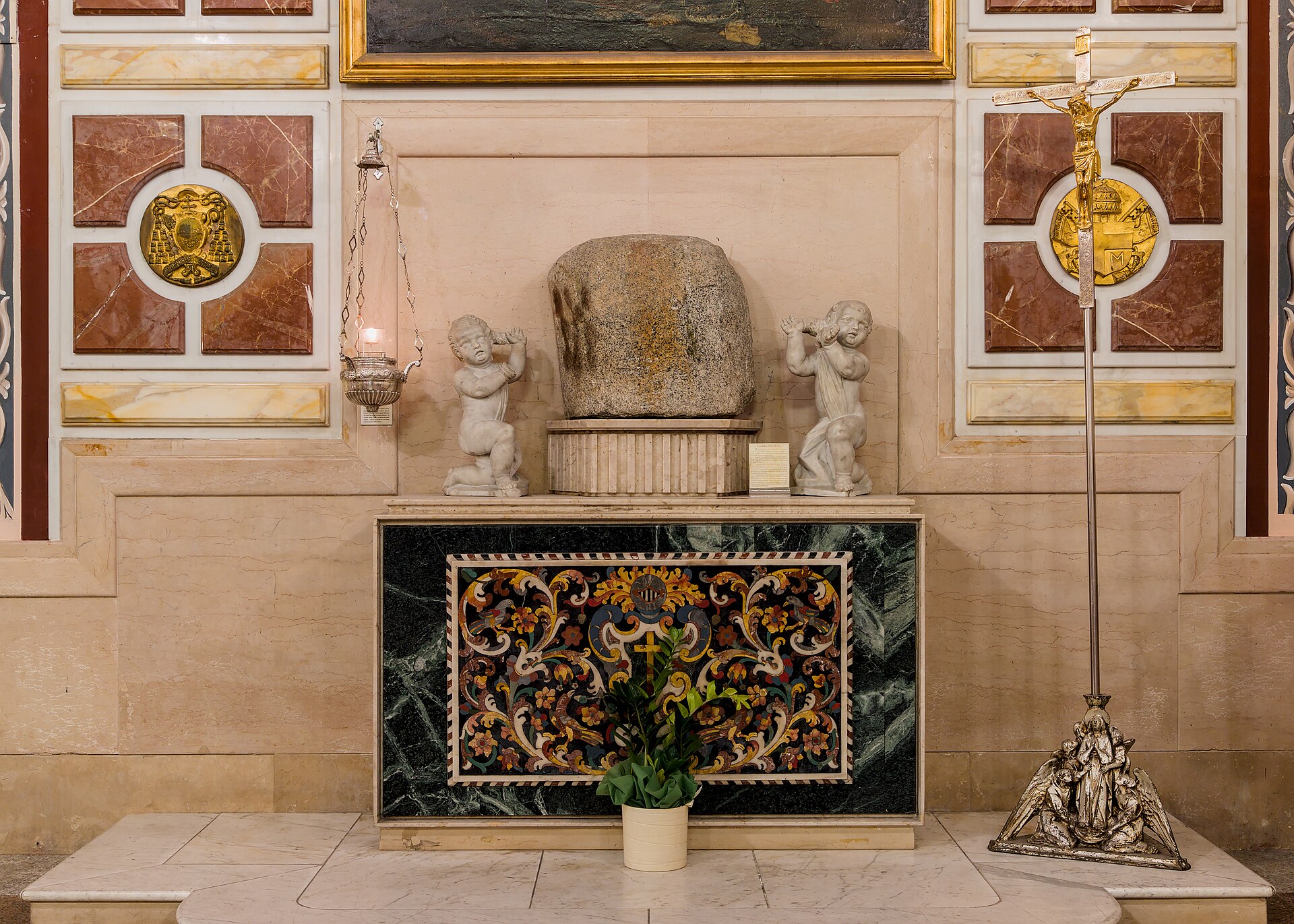 altare del duomo di reggio calabria con il frammento di colonna di san paolo fra due putti