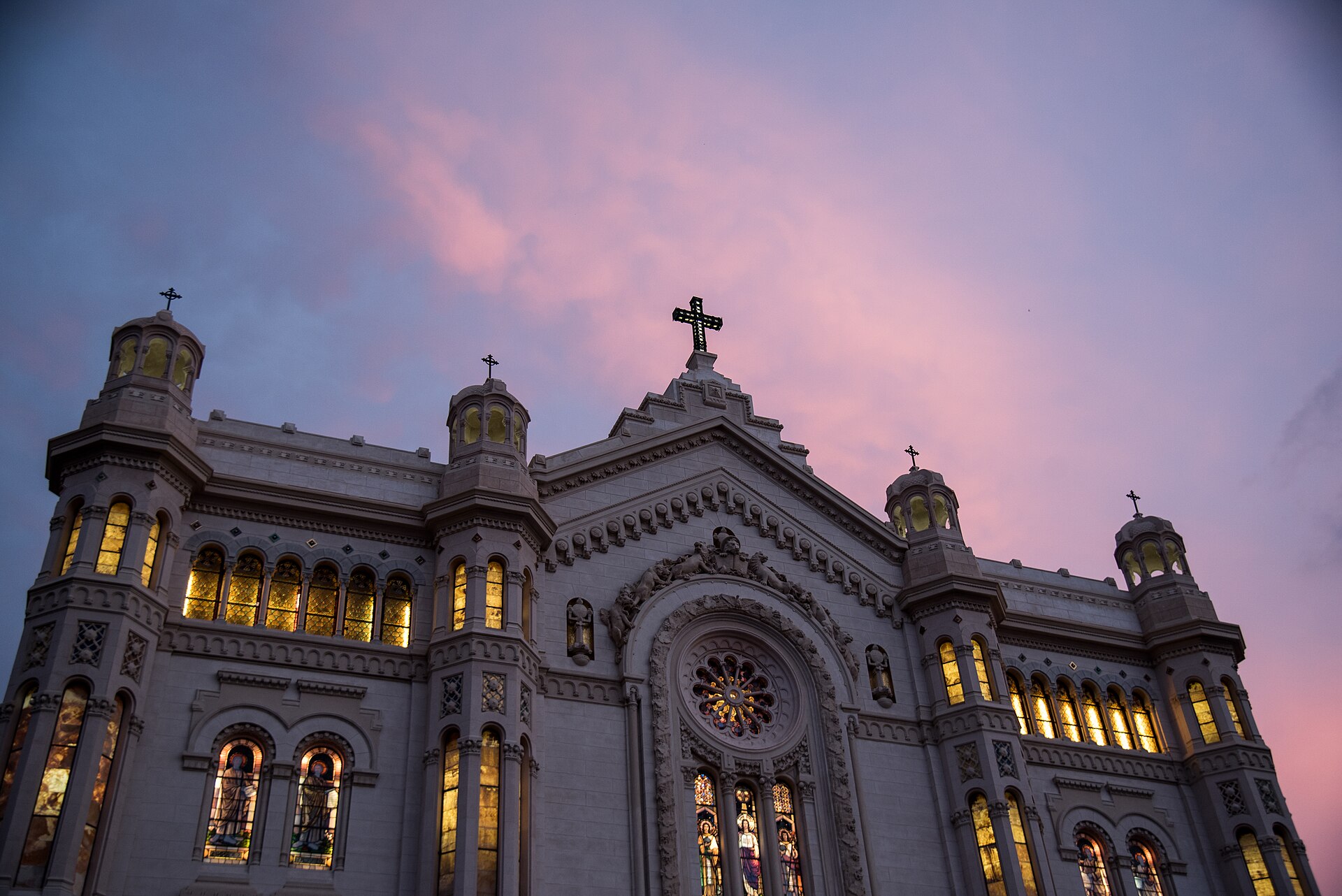 la facciata del duomo di reggio calabria illuminata al tramonto con il cielo rosa