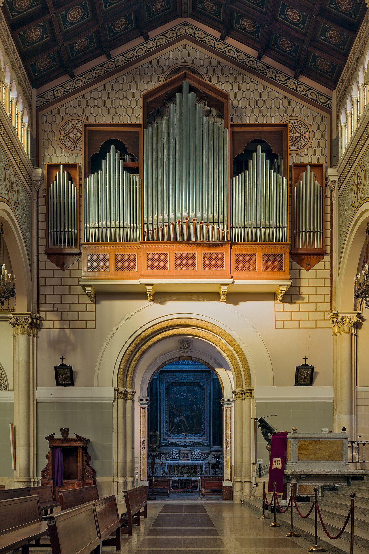 la navata del duomo di reggio calabria vista verso l organo e il portale d ingresso
