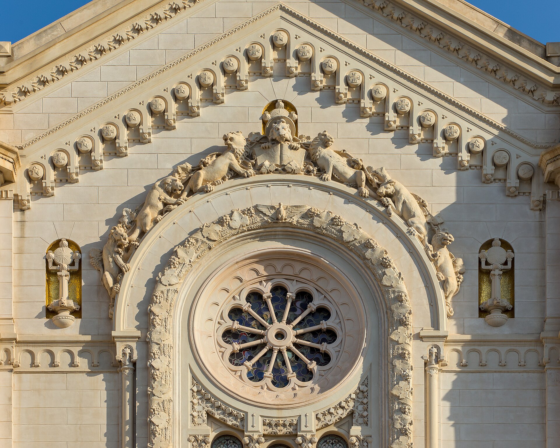 dettaglio del rosone del duomo di reggio calabria con i leoni scolpiti e il timpano