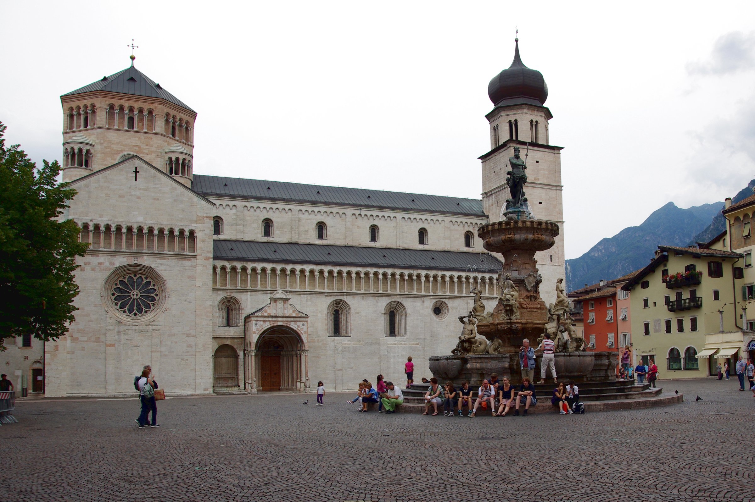 la cattedrale di san vigilio a trento con il rosone e le scale a chiocciola sulla facciata del transetto