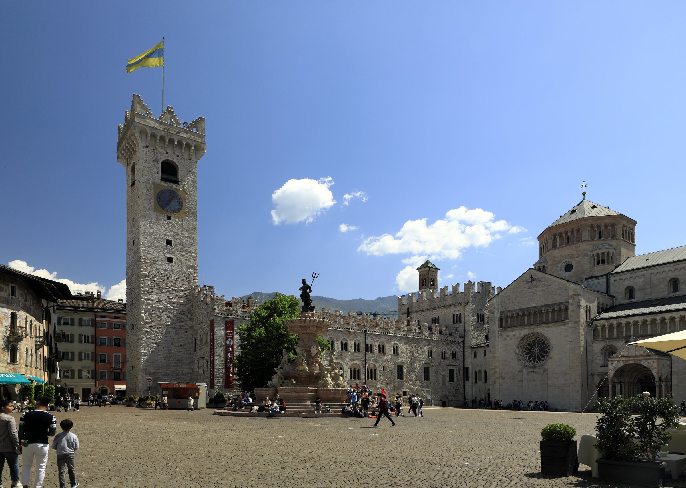 il palazzo pretorio e la torre civica in piazza duomo a trento