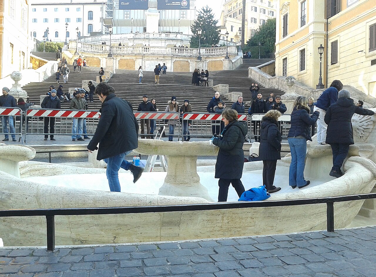 la fontana della barcaccia con le scheggiature sul bordo dopo i danni del 2015