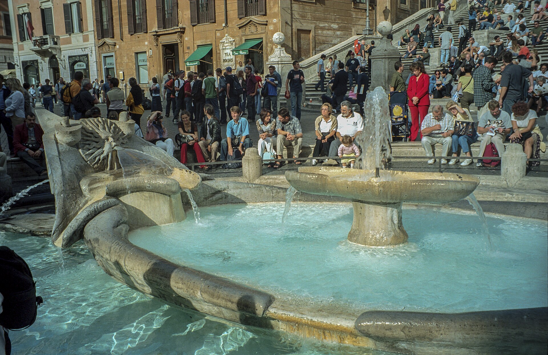 la prua della fontana della barcaccia con il sole barberini da cui esce l acqua