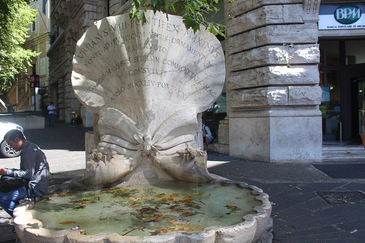 la fontana delle api di bernini all angolo fra piazza barberini e via veneto