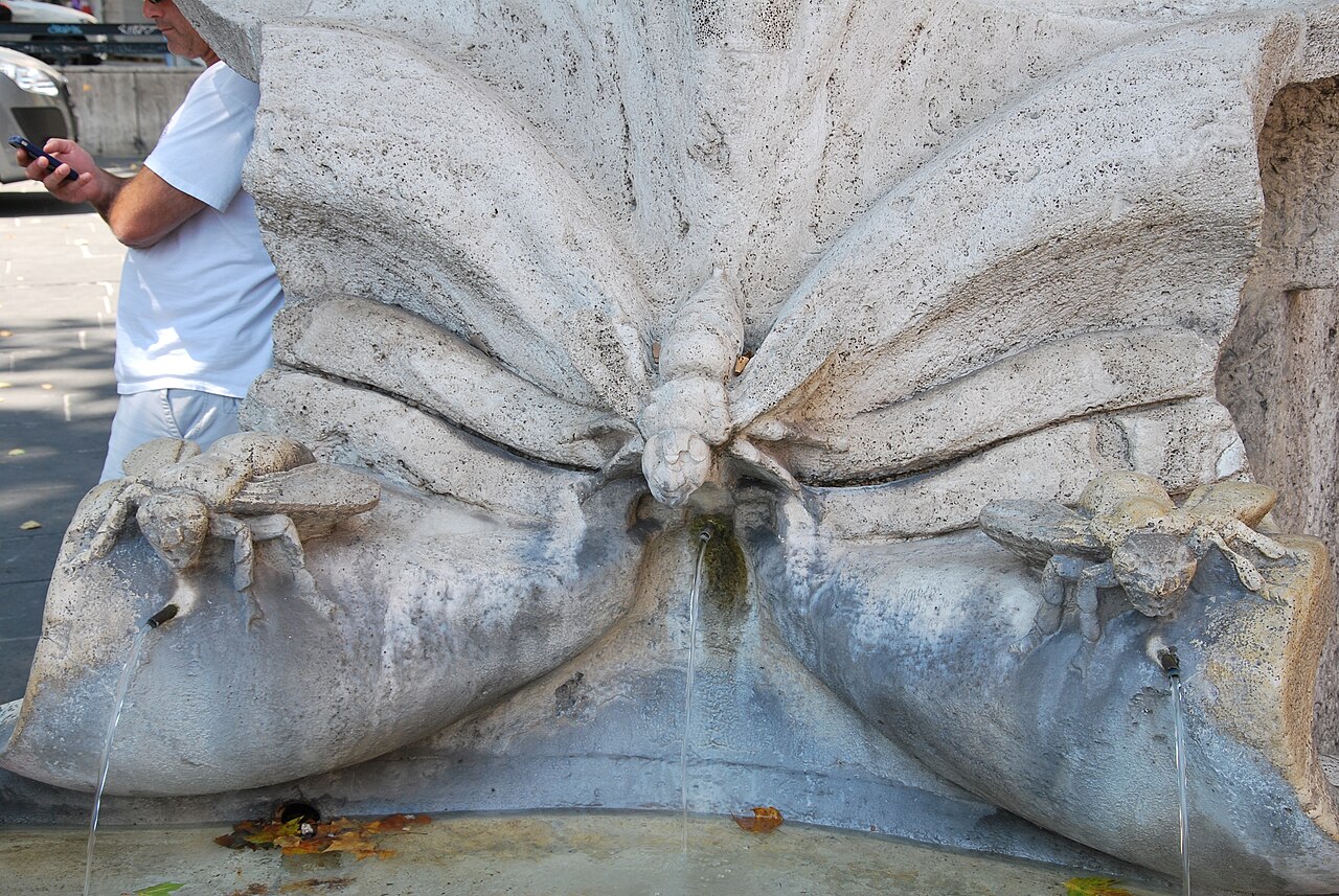 dettaglio delle tre api barberini scolpite sulla fontana delle api
