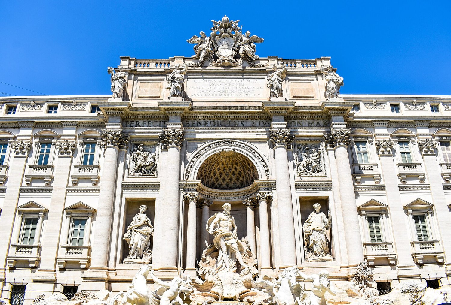 la Fontana di Trevi vista di fronte, con la facciata di palazzo Poli, le iscrizioni papali e Oceano nella nicchia centrale