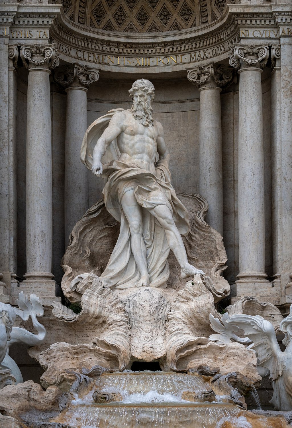 Oceano sul carro a conchiglia nella nicchia centrale della Fontana di Trevi, con l'iscrizione di Clemente XIII sopra